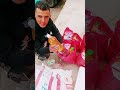 محسن يفرش لكفيف ويوزع قفف ا على أرامل ويجهز كتاب ا قرآني ا بتكسارت 