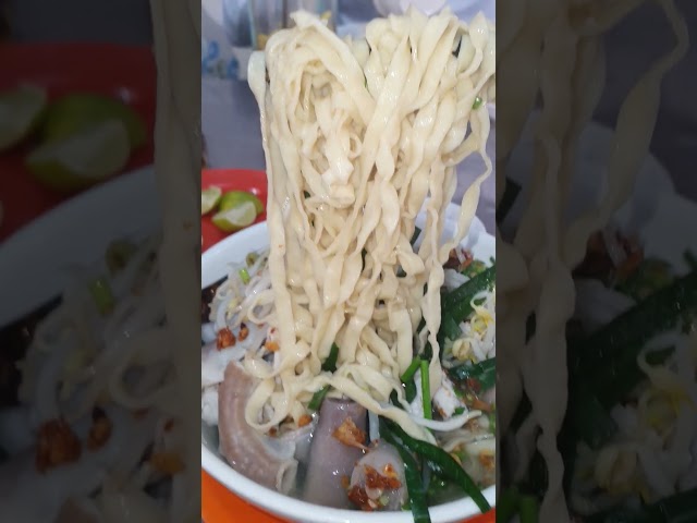 Pork tail noodle soup #khornpark88 #food #streetfoodnearme #shortvideo class=