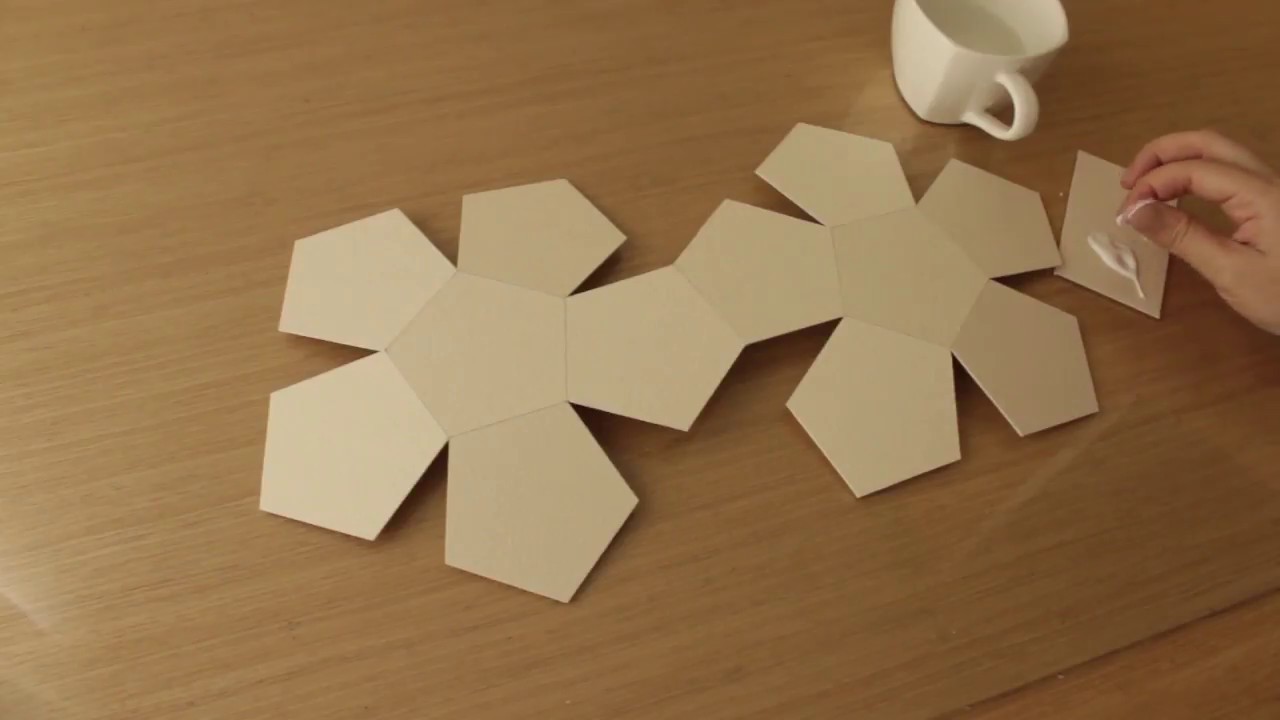 Cilindro, cono y dodecaedro en cartón paja