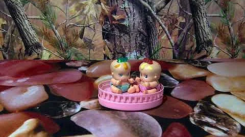 TOMY MicroBabies  - Jasmine And Bailey