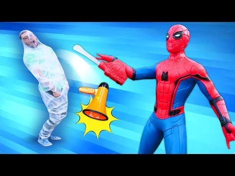 Korkutuyoruz! Örümcek Adam arkadaşını örümcek ağaya sarıyor! Eğlenceli çocuk videosu