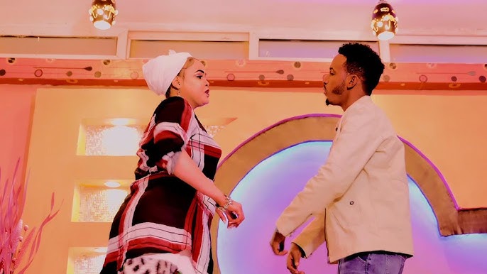 Qizlar jismoniy tarbiyadan keyin dushda yuvinishmoqda. Stefani LazyTown porno onlayn