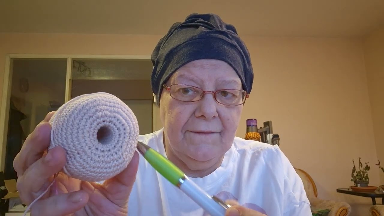 Stricklieselkörbchen mal anders, eine kleine Eule, ein zuckersüßes Wintermädchen ( wird es mal)