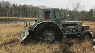 Трактор Т 40 вытаскивает вездеход из болота