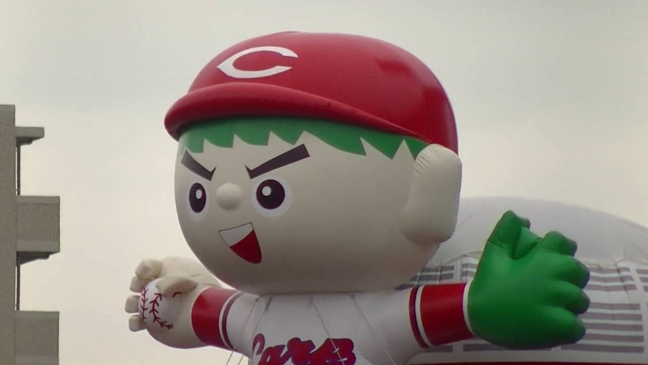 広島東洋カープ マツダスタジアムの ふわふわカープ坊や - YouTube