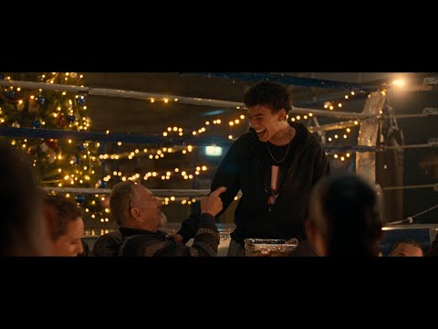 Albert Heijn kerstcommercial 2023: Kerst gaat vooral om met wie je aan tafel zit.