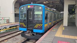 鶴見駅を発車する鶴見線E131系1000番台