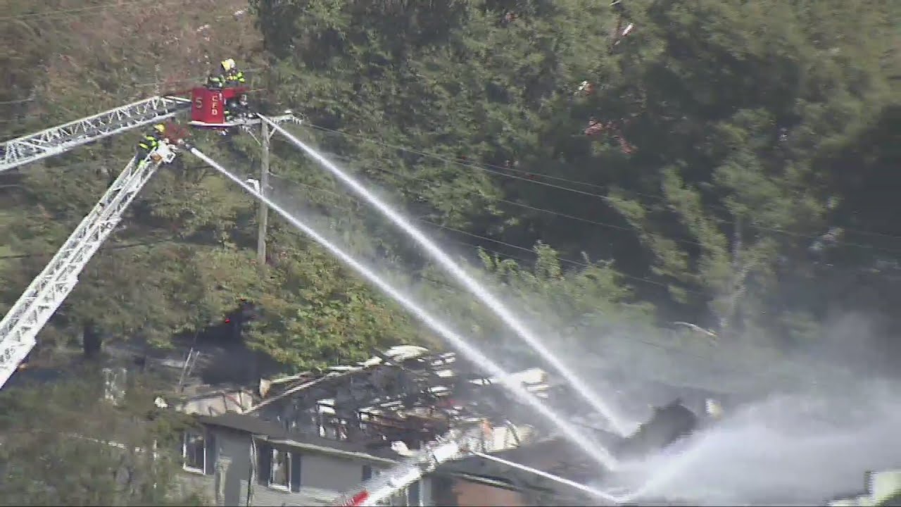 Chopper 10 flies over large apartment fire in Chesapeake - YouTube