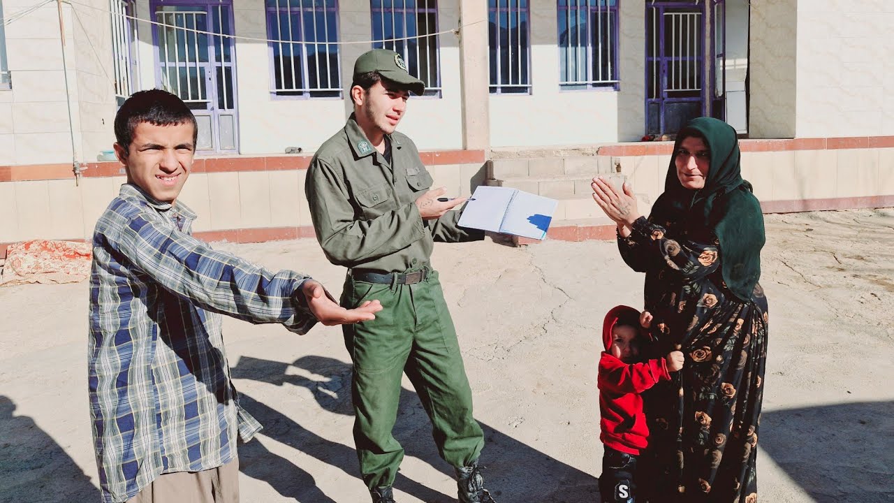 Прибыла полиция к Марьям Ханум, чтобы арестовать нарушителей порядка.