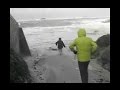 Пожилую Пару Смыло в Море. Old Man and Woman Dragged Into Sea Water.