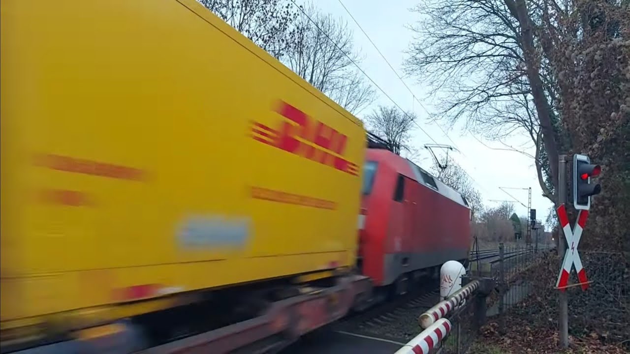 Bahnübergang im Krugfeld Hildesheim Züge am Mittwoch 10.12.2025