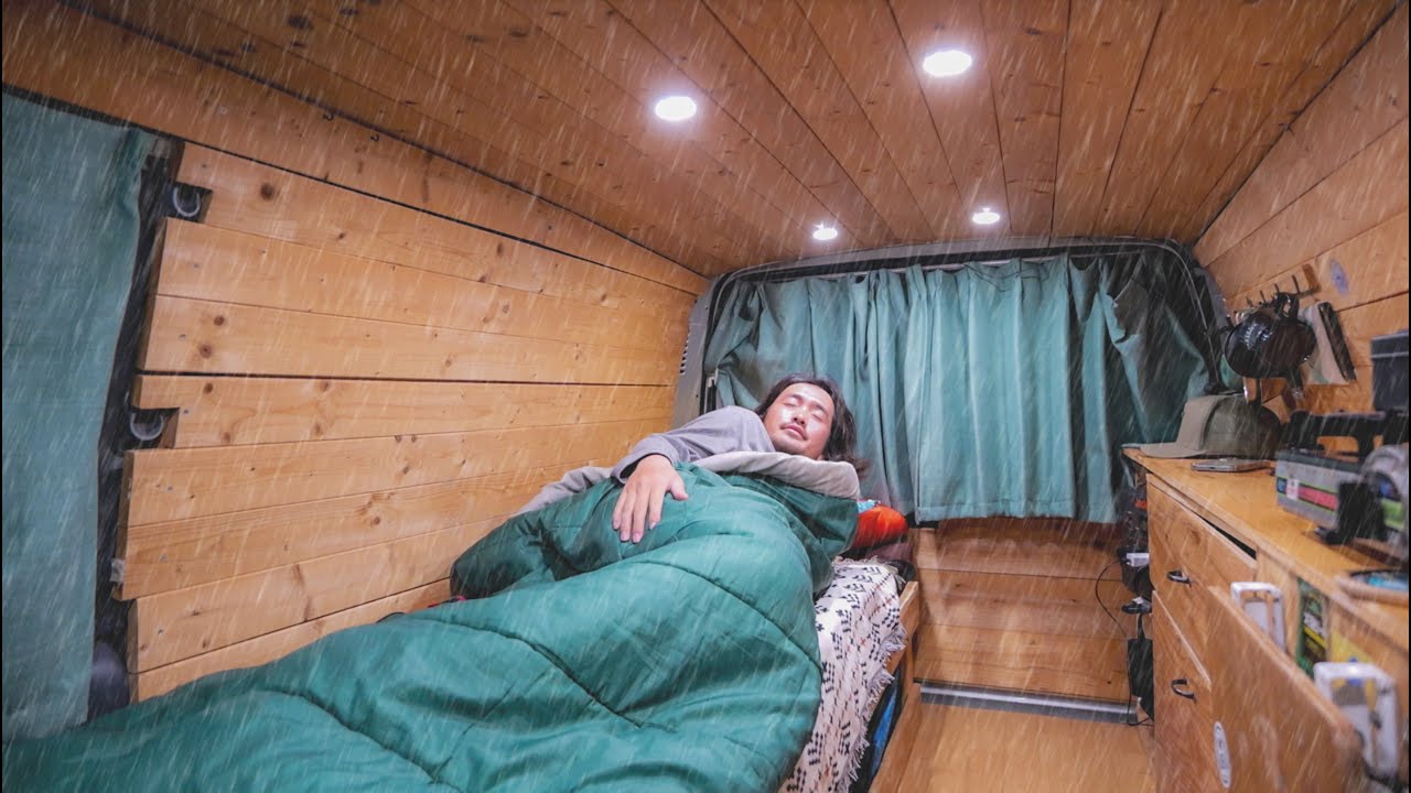 【雨の車中泊】23年前のハイエースで静かな山でのんびりソロ車中泊