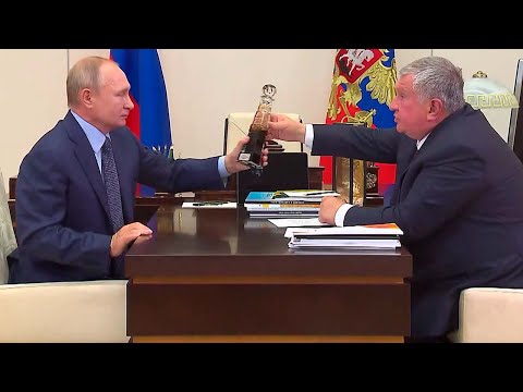 Владимиру Путину подарили бутылку премиальной нефти