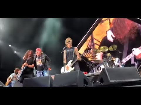 The Foo Fighters were joined by Guns N Roses to cover “It’s So Easy” in Italy!