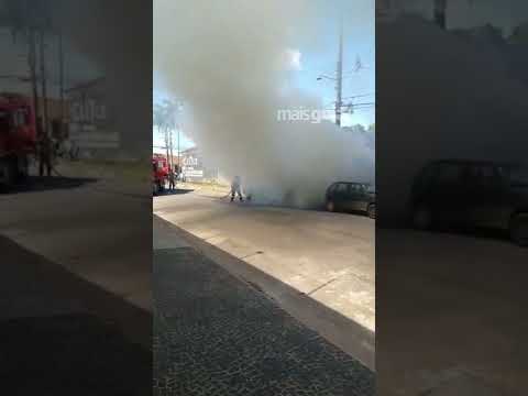 Carro é destruído pelo fogo no centro de Anápolis