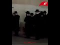 يهود يؤدون طقوس دينية أمام باب دكالة في مراكش 