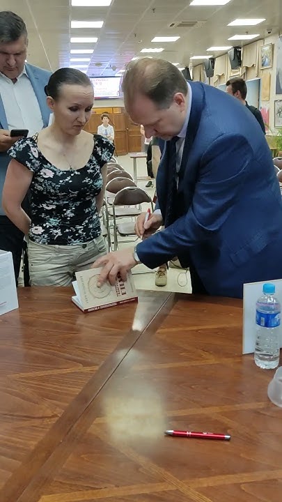 Олег Матвейчев подписывает книги #books #top #книга #матвейчев #депутат ...