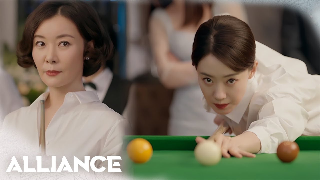 Скромная домохозяйка впечатляет финансового директора, сбивая все шары одним ударом!