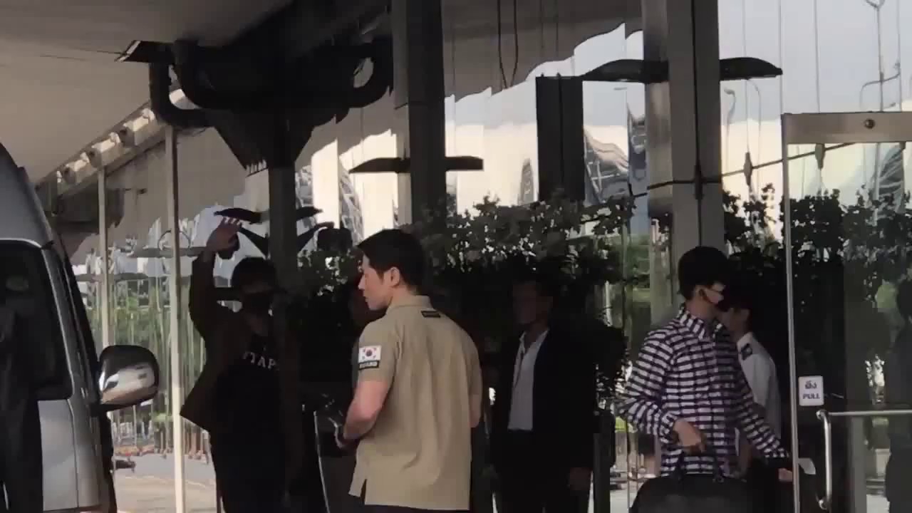 [FANCAM] 170424 BTS at Suvarnabhumi Airport heading to Incheon Airport - YouTube