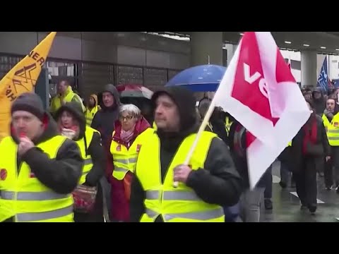 Работники авиакомпании Lufthansa устроили забастовку и потребовали повышение зарплат в Германии