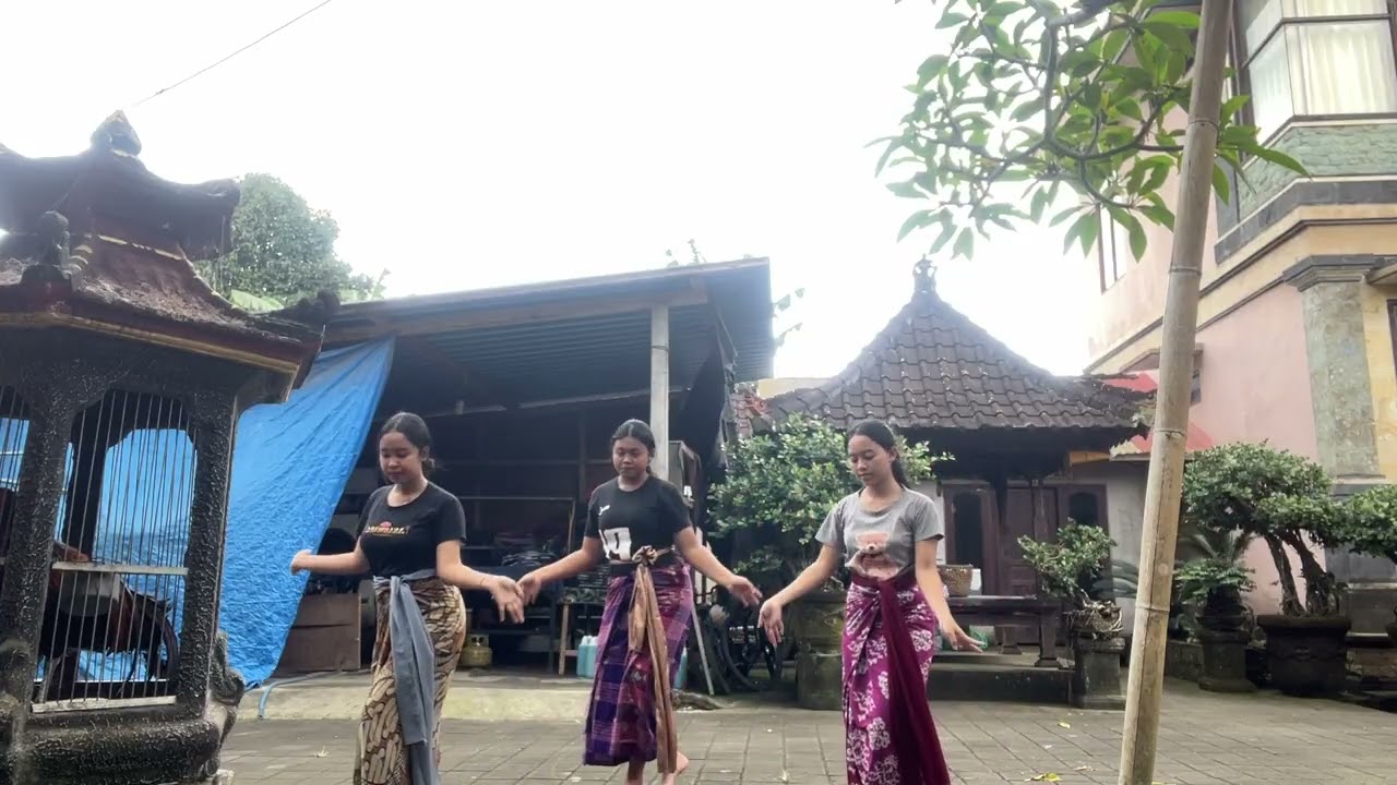 TUGAS AGAMA HINDU TARI REJANG DEWA XI3