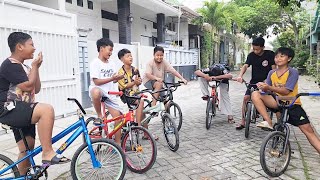 Ditinggal Ibu Bersihbersih Rumah  Masyallah Anak Bayi Seneng Ketemu Banyak Teman