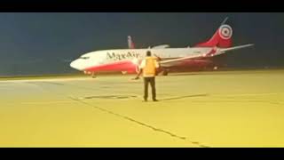 Aircraft Marshallar Parking MaxAir B737_#marshaller _#aviation _#aita _#icao#sanda#aduniya