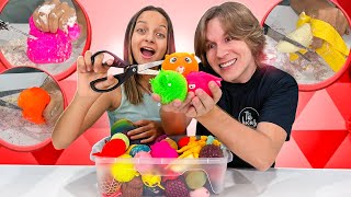 CORTANDO E ABRINDO STRESS BALL 😱 | CORTANDO FIDGET TOYS | TIO LUCAS E LAILA