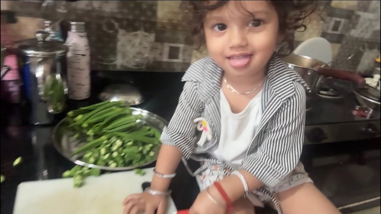 | 👧 Aaj Angel Ne Pehli Baar Sabji Kaati 😍 | 👩‍👧 Mumma Ki Kitchen Me Help Kar Rahi Hai Angel 💕 | 🥰💕