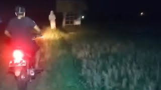 akhirnya si pocong bisa ditumbangkan hanya sekali tabrak, ,pocong terkapar dilumpur sawah...