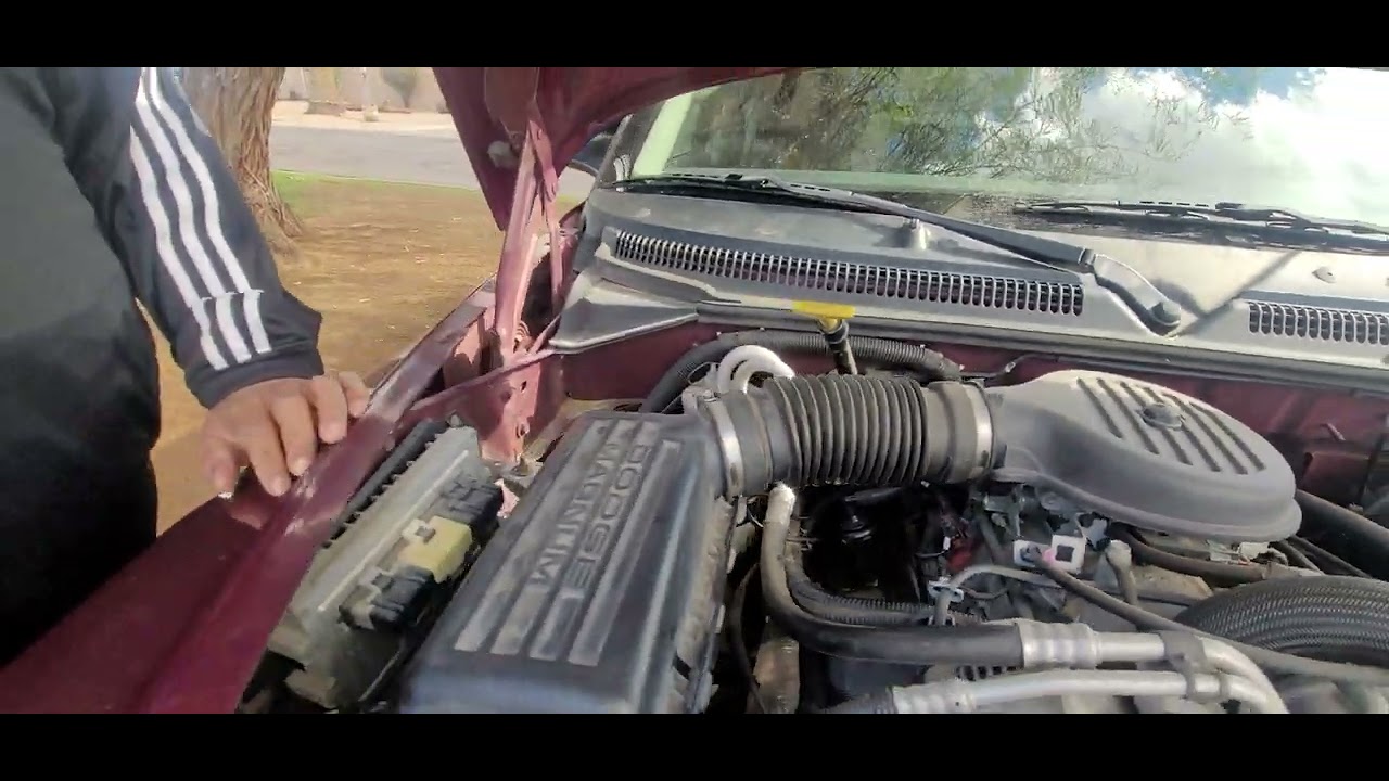 Replacing the PCV Valve on a 2003 Dodge Dakota. Sometimes ya need a bit of 💪 thanks Benny! 👍