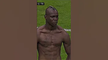 لاعب دمرته العنصرية بالوتيلي 