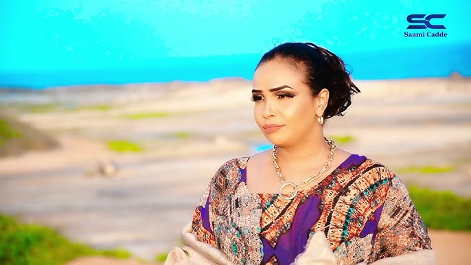 U jinsini yechdi va uni hammomda sikdi.