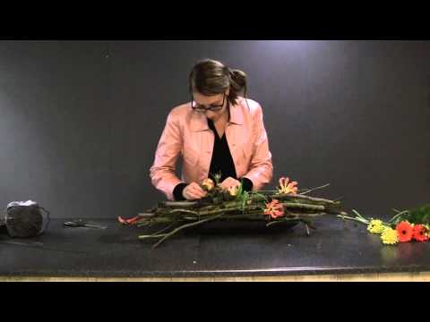 Hoe maak ik een bloemstuk met weinig bloemen? youtube Youtube bloemschikken herfst