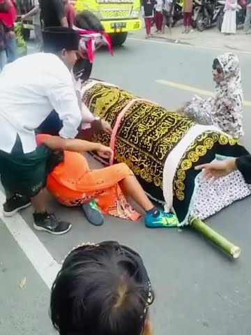 Jenazah bergoyang di dalam keranda