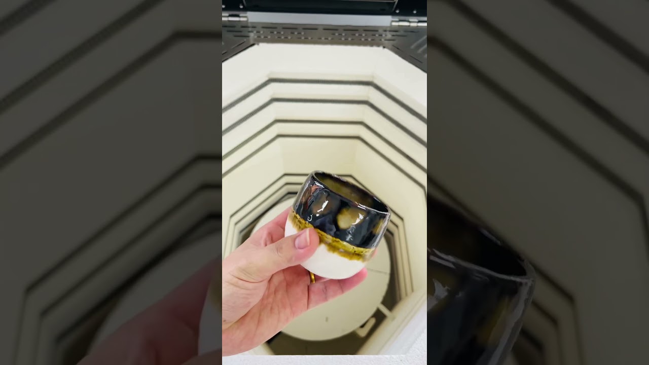 Open a ceramic kiln, new glaze color