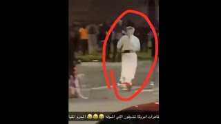 يمني يتجول في شوارع امريكاء بزي اليمني في ضل المضاهرات  