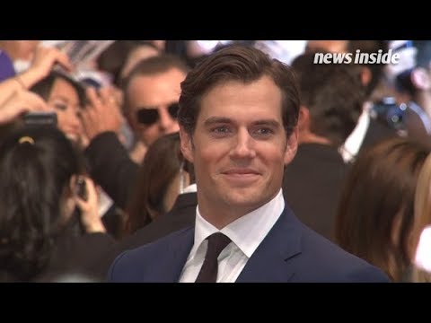 Henry Cavill, o Superman, anda pela Comic Con disfarçado e