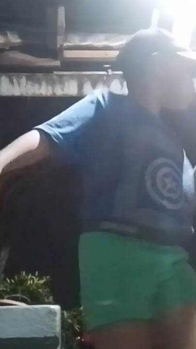 YG DI BELAKANG BAJU BIRU BUKAN NGK PAKE CELANA DIA PAKE CELANA PENDEK🗿😂