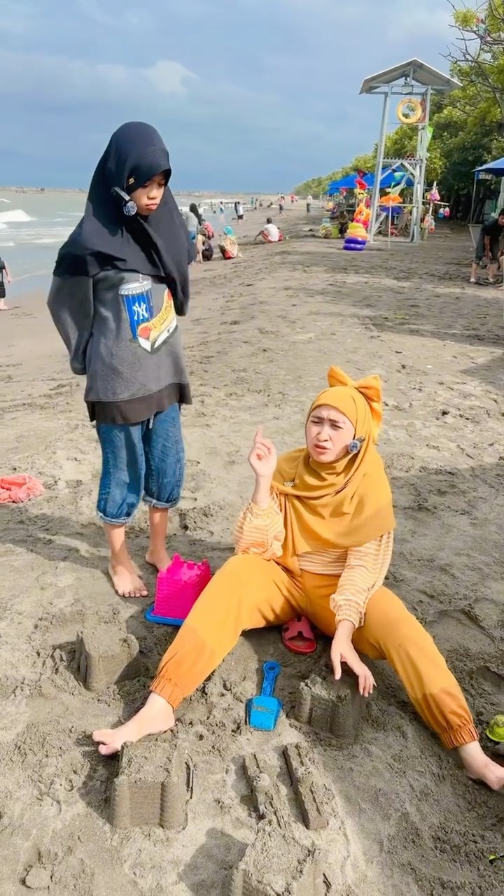 KETIKA DIPANTAI GAK ADA WC