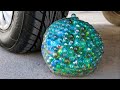 Aplastando Cosas Crujientes Con El Coche Experimento 1000 Canicas VS Rueda De Coche