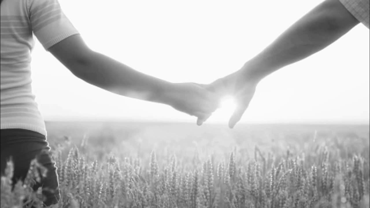 Влюбленные в парке. Двое идут по дороге. Парень и девушка идут по дороге. Влюбленные гуляют. Они шли по двое.