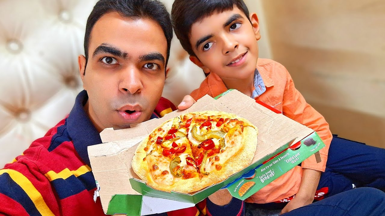 Raat ke 12.30 baje pizza partttttyyyy kar le 😜