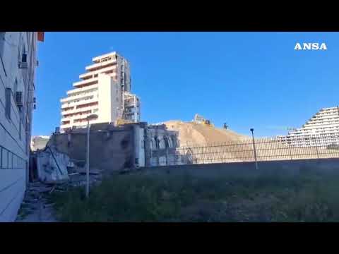 Video Crollo parziale Vela Rossa a Scampia, nessun ferito