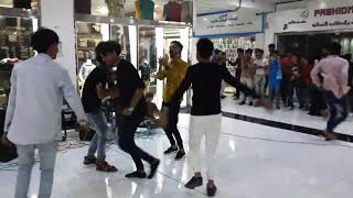 رقص اصحاب محلات الدور الثالث في مول التوفير الصح ضمن فعالية يوم الخميس