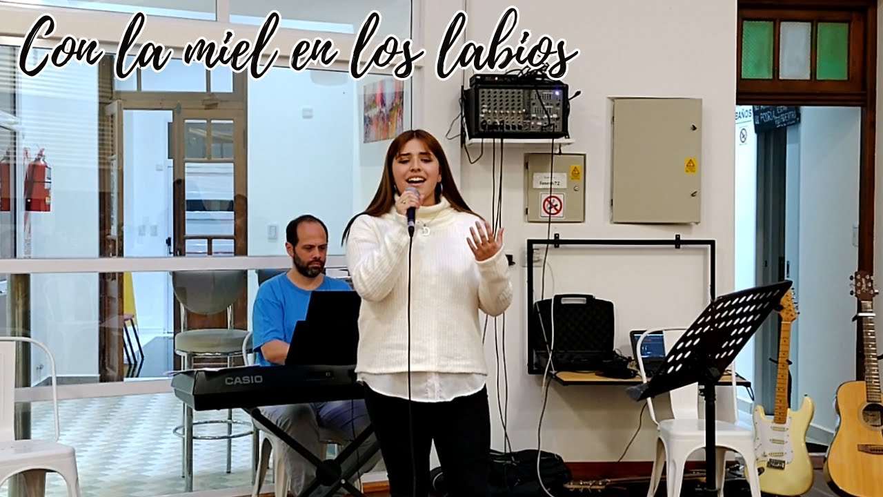 Con la miel en los labios / Aitana - YouTube