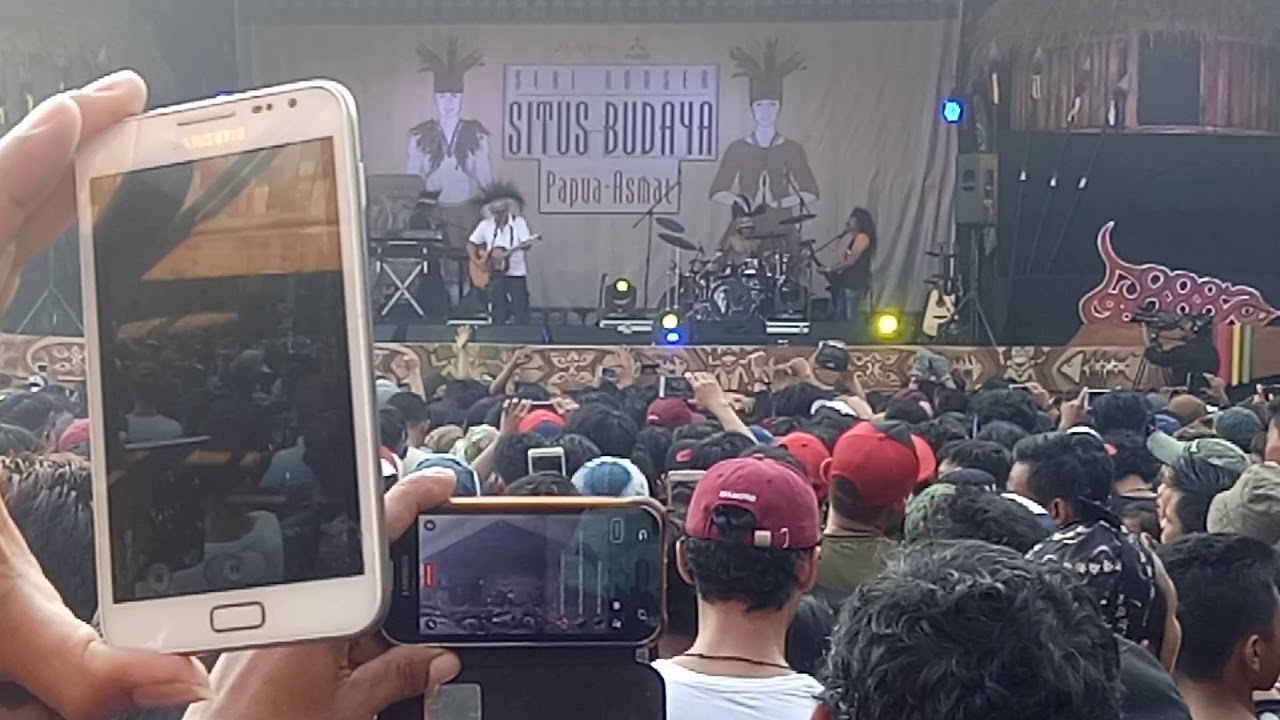 Konser iwan fals situs budaya papua ( aku ada & lancar )
