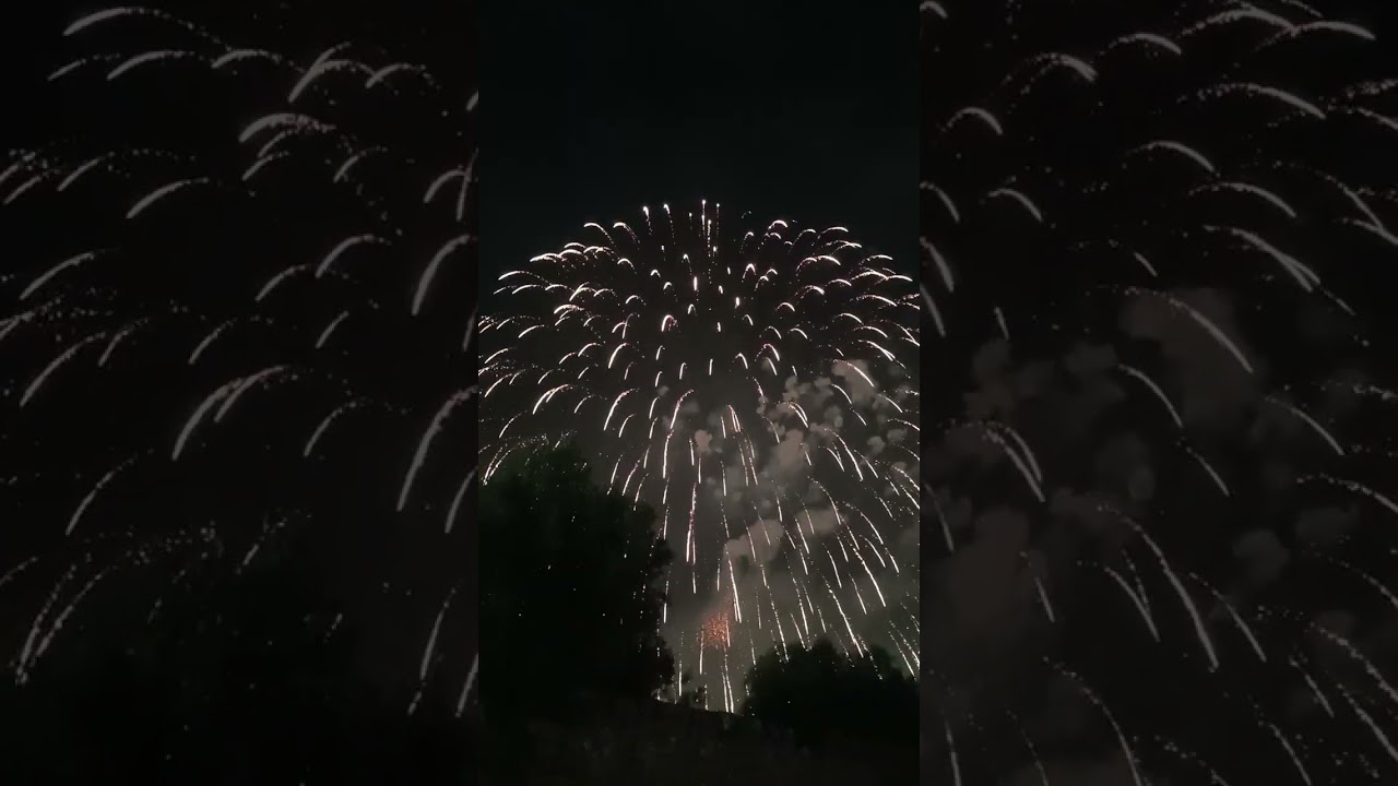 Spettacolo dei fuochi d'artificio a Locorotondo,Bari,nella notte di San Rocco,2025.