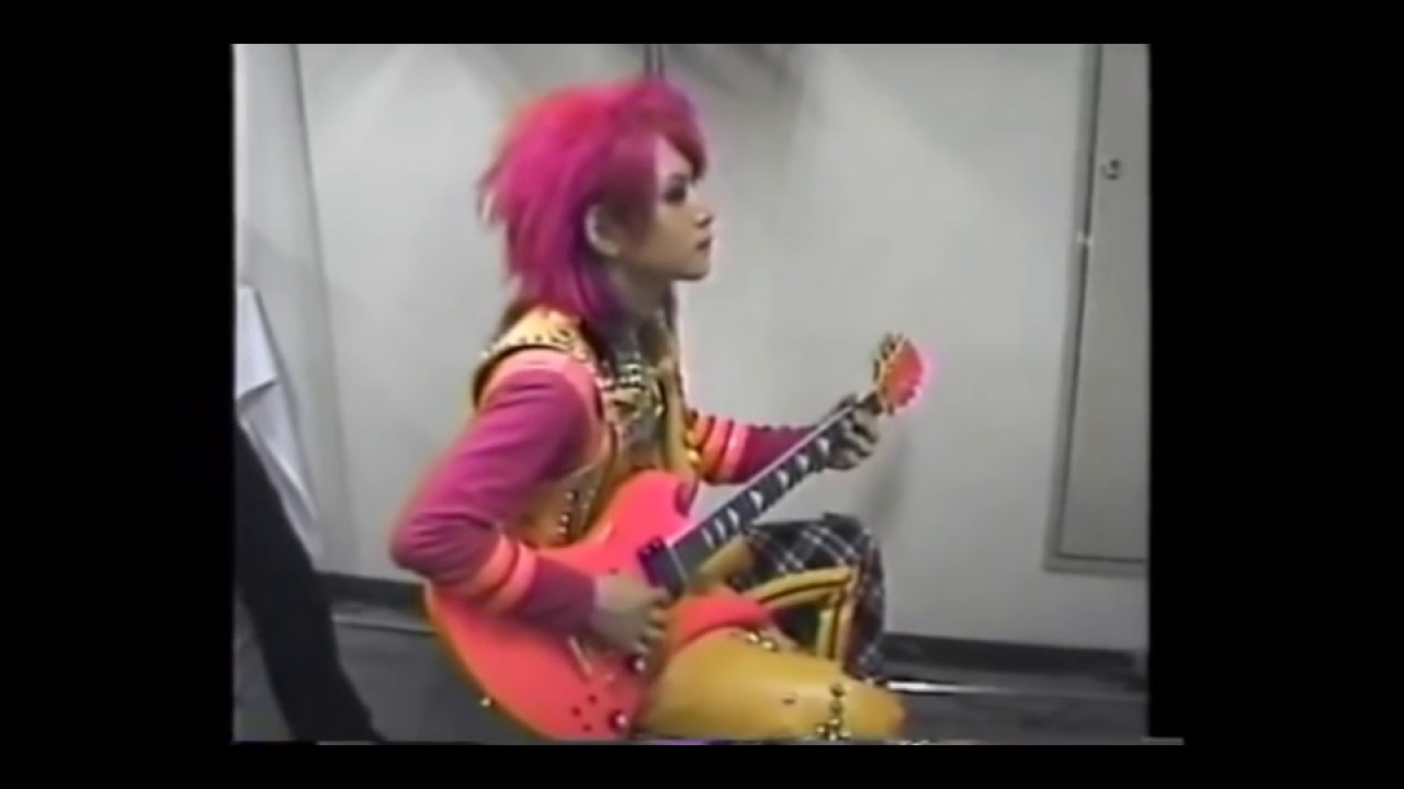 控え室でYOSHIKIを見守るHIDE - YouTube