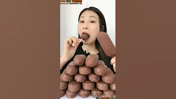 فتاة تأكل أكثر من عشر آيس كريم 